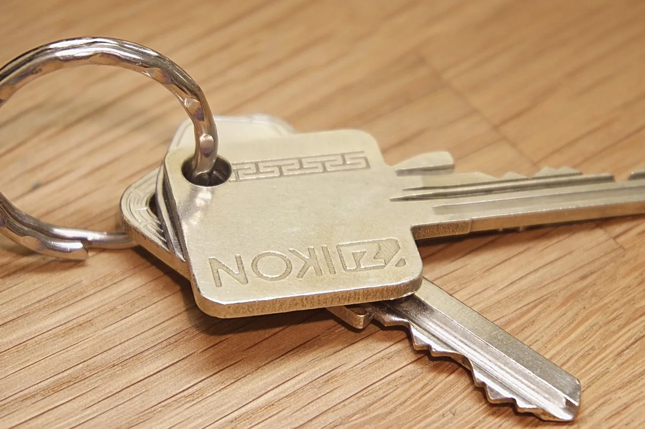 Car Key: Locksmith or Dealer? in Peoria, AZ